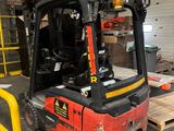 un chariot élévateur à fourche garé dans un entrepôt