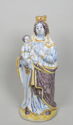 l'image d'une statue représentant une femme tenant un enfant dans ses bras