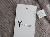 a label that says yes enzo on a sweater
