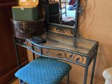 un petit bureau avec une chaise et un miroir