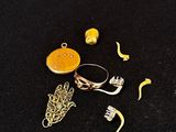 un petit assortiment de bijoux en or sur un fond noir