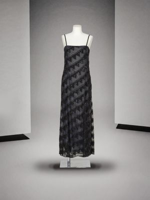 une image d'une robe noire sur un mannequin