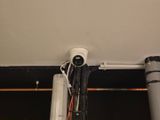 une lampe fixée au plafond de la pièce