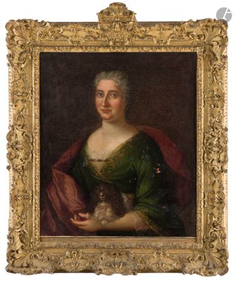 portrait d'une femme en robe verte tenant un chat dans ses bras