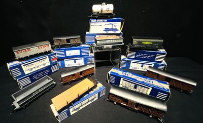 de nombreux wagons posés sur une table