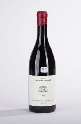 une bouteille de vin posée sur une table
