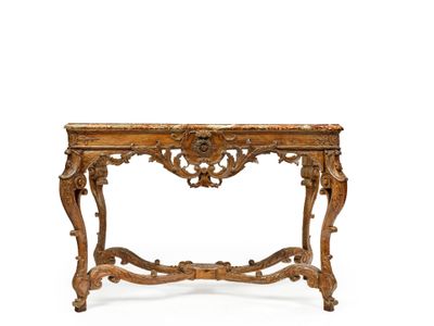 une image représentant une table en bois ornée de sculptures