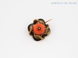 une broche en forme de fleur d'oranger fixée à une épingle plaquée or