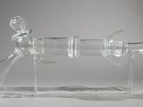 une bouteille en verre contenant un pistolet