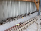 de nombreux morceaux de bois qui traînent par terre