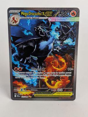 gros plan d'une carte pokemon sur une surface blanche