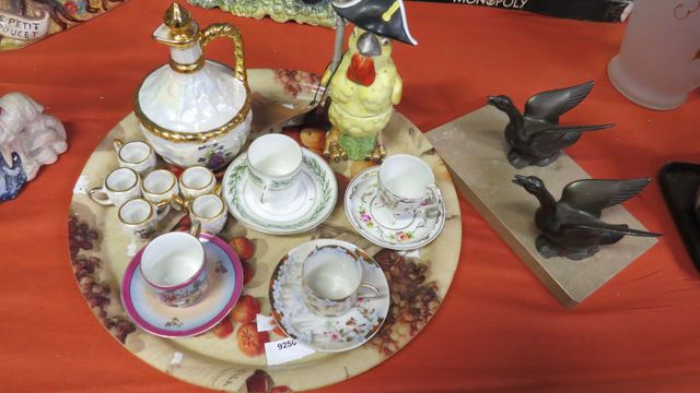 4 tasses et sous tasses en porcelaine, pot couvert anthropomorphe...
