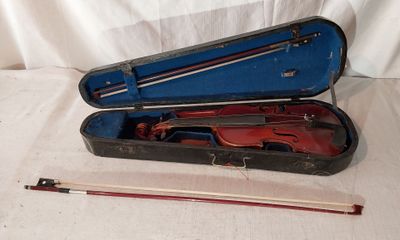 un violon dans un étui avec un archet à l'intérieur