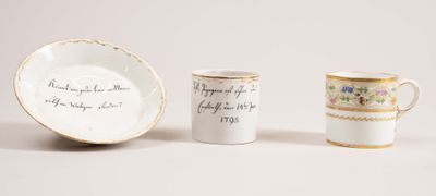 deux tasses et une soucoupe sont posées sur une surface blanche
