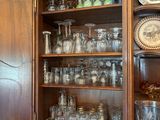 un buffet en bois sur lequel sont posés de nombreux verres et assiettes