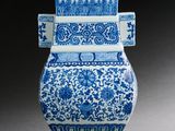 un vase bleu et blanc posé sur une table