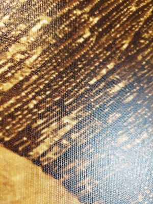 une image montrant un gros plan d'une banane posée sur une table