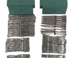 beaucoup de fourchettes et de couteaux rangés dans une boîte