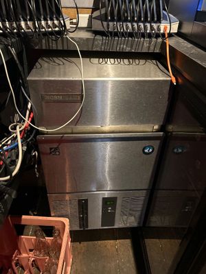 une photo d'une cuisine professionnelle équipée de nombreux appareils électroménagers