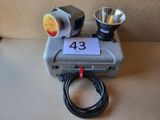 une lampe posée sur une boîte