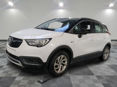 Le SUV Opel blanc est garé dans une grande pièce.