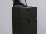 une armoire noire sur laquelle est posé un ordinateur