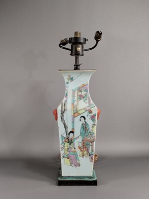 une image représentant un vase surmonté d'une lampe