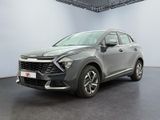 un SUV gris garé dans une grande pièce au sol noir