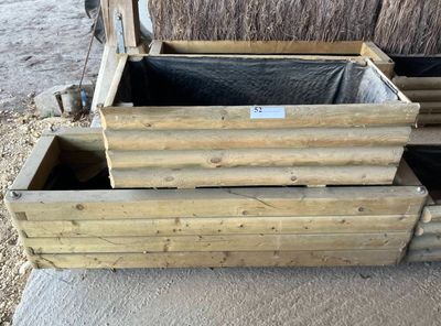 une boîte en bois contenant une sorte de bois