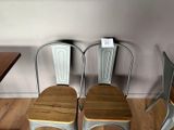 trois chaises placées les unes à côté des autres sur un plancher en bois