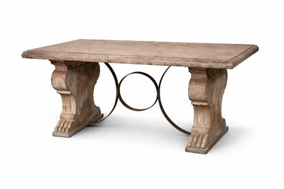 une photo d'une table en bois avec un piètement en fer forgé