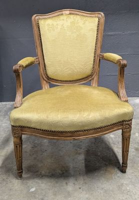 Fauteuil de style Louis XVI en bois naturel mouluré, pieds f…