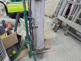 une machine posée sur le sol d'une pièce