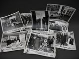 photographie en noir et blanc représentant une pile de vieilles photos posées sur une table