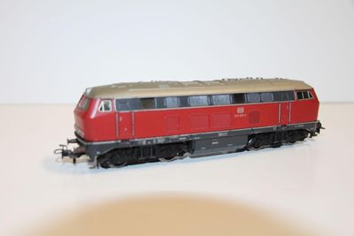 un petit train sur une table blanche, avec un fond blanc