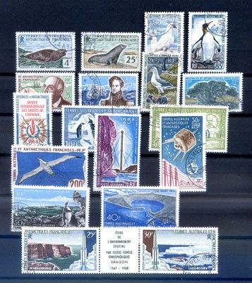 une photo montrant une collection de timbres posés sur une table