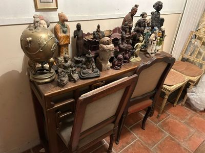 une table sur laquelle sont posées de nombreuses figurines