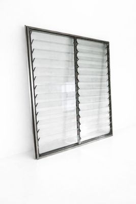 une image représentant une photo d'une fenêtre dans une pièce blanche