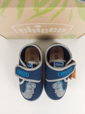 une paire de chaussures de bébé posée devant une boîte