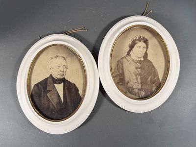 ANONYME XIXe. Deux portrait d'un homme et d'une femme.