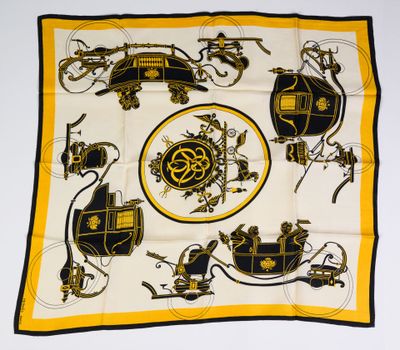foulard carré jaune et noir orné d'une image représentant une calèche