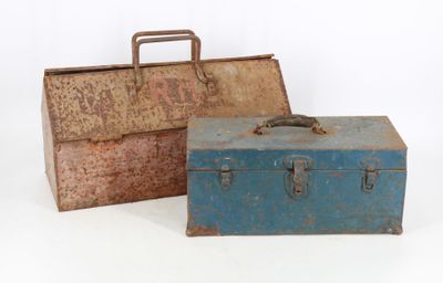 deux vieilles valises posées l'une à côté de l'autre sur une surface blanche
