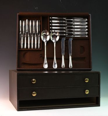 an image of a set of silverware in a wooden box