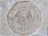 une plaque en pierre sur laquelle figure un blason