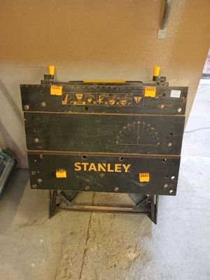 une valise posée sur un support dans un garage