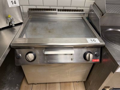 une plaque de cuisson en acier inoxydable dans une cuisine équipée d'un évier