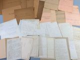 une pile de vieux papiers posée sur une table