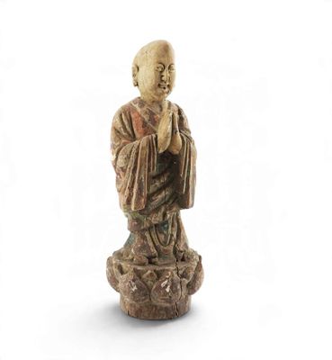 une image représentant la statue d'un homme portant un chapeau et une robe