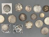 Plusieurs types de pièces sont disposés sur une surface grise