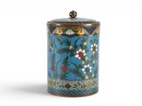 un bocal bleu orné d'un motif floral